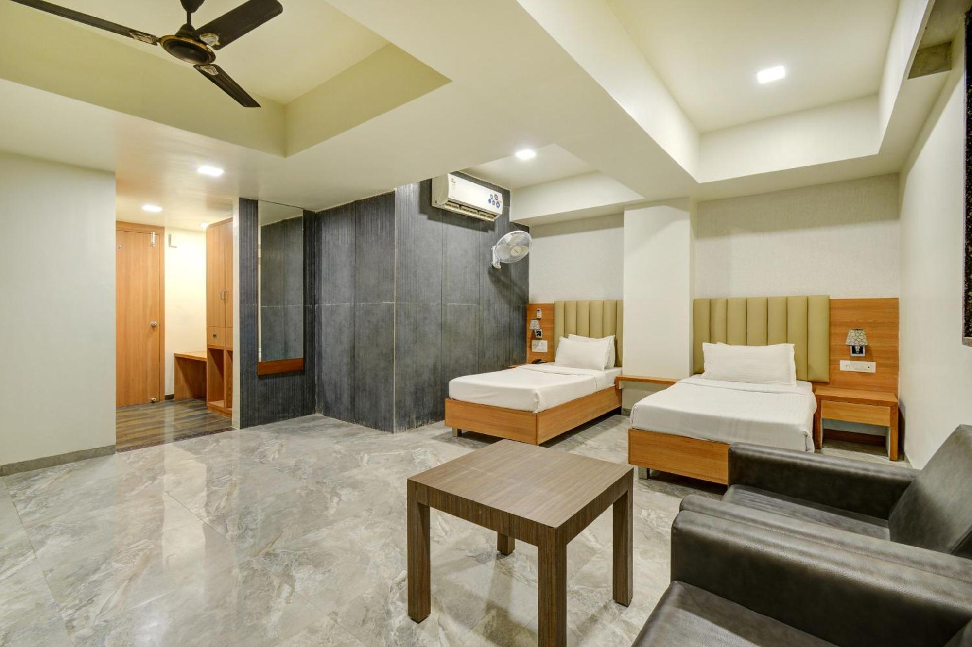 Hotel Desert Inn Tharad Exterior foto